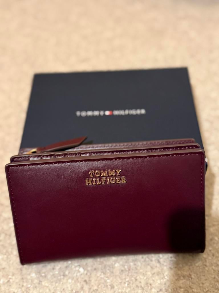 Tommy Hilfiger Leren Portemonnee – Bordeaux, Handtassen en Accessoires, Portemonnees, Ophalen of Verzenden, Zo goed als nieuw