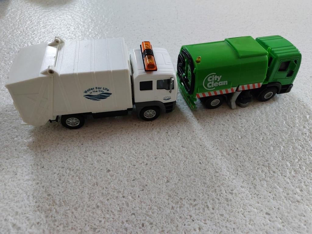 2 autos vuilkar en baanpoetser€10, Ophalen