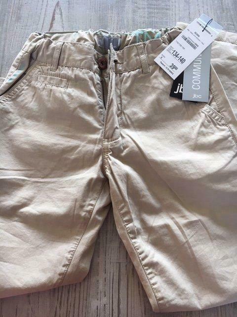 beige broek NIEUW 134-140, Enlèvement ou Envoi, Neuf, Garçon, Pantalon