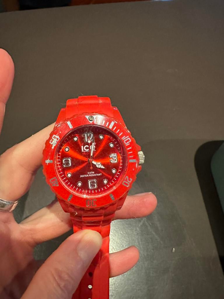 Rood horloge, Handtassen en Accessoires, Gebruikt, Staal, Polshorloge, Kunststof