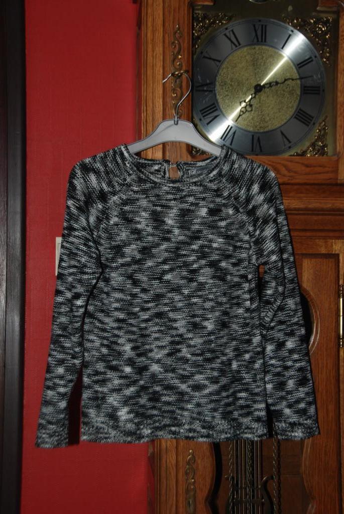 Pull noir gris blanc manches longues T128cm ou 7/8A Très Bon, TQF Collection, Enlèvement ou Envoi, Pull ou Veste, Comme neuf