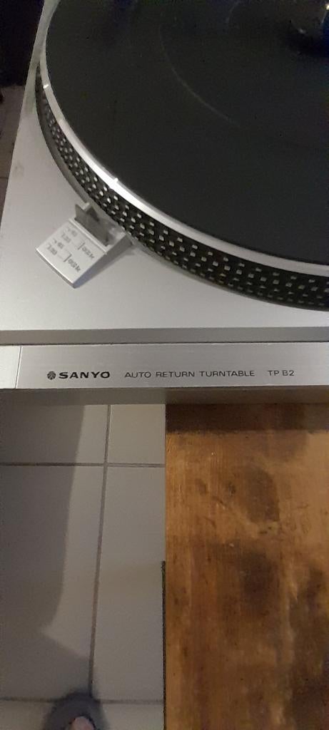 Sanyo 33- en 45-rpm platenspeler met automatische terugkeer, Ophalen