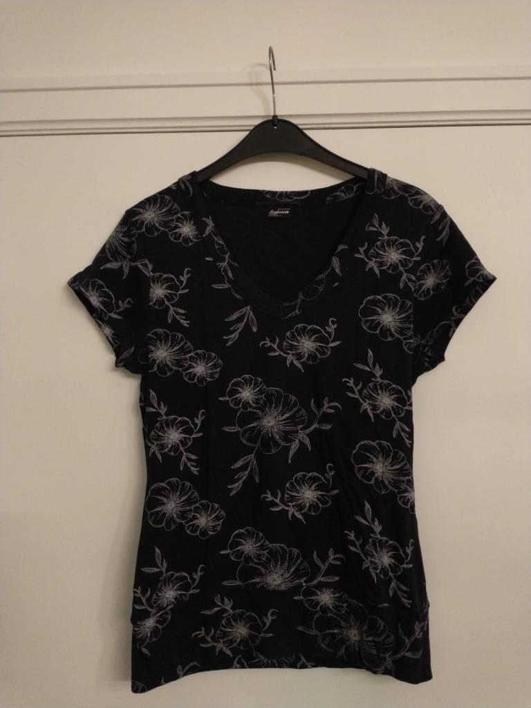 Zwarte t-shirt met bloemen - Madonna - M, Maat 38/40 (M), Zwart, Ophalen of Verzenden, Korte mouw