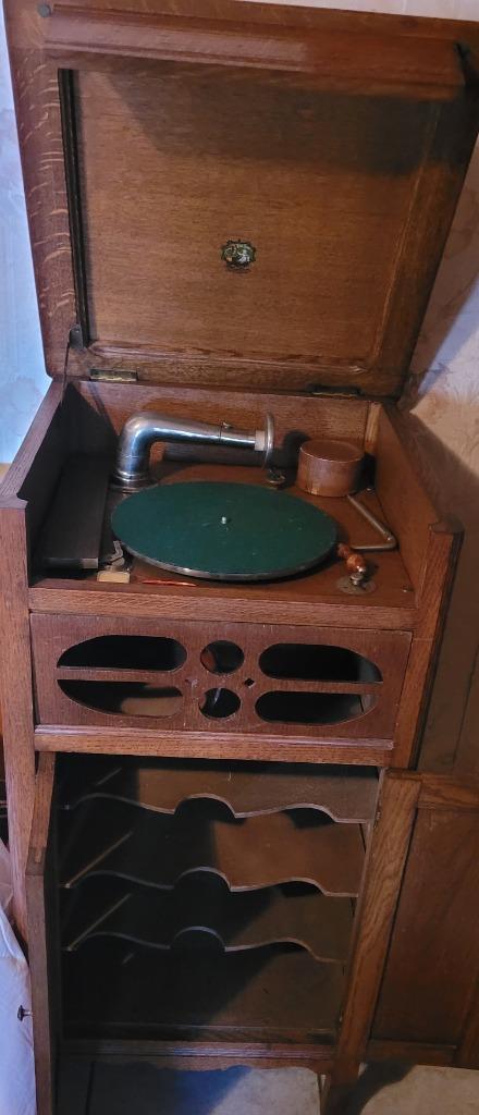 Gramophone + 17 Disques, Enlèvement