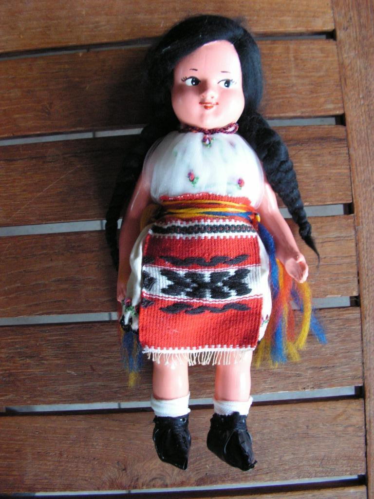 Vintage poppetje met traditionele Roemeense klederdracht., Verzamelen, Ophalen of Verzenden, Zo goed als nieuw, Pop