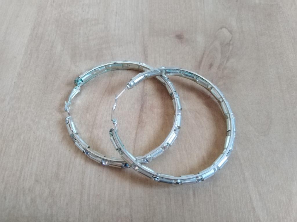 Zilverkleurige oorringen met strass, Bijoux, Sacs & Beauté, Boucles d'oreilles, Enlèvement ou Envoi, Comme neuf, Argent, Pendantes