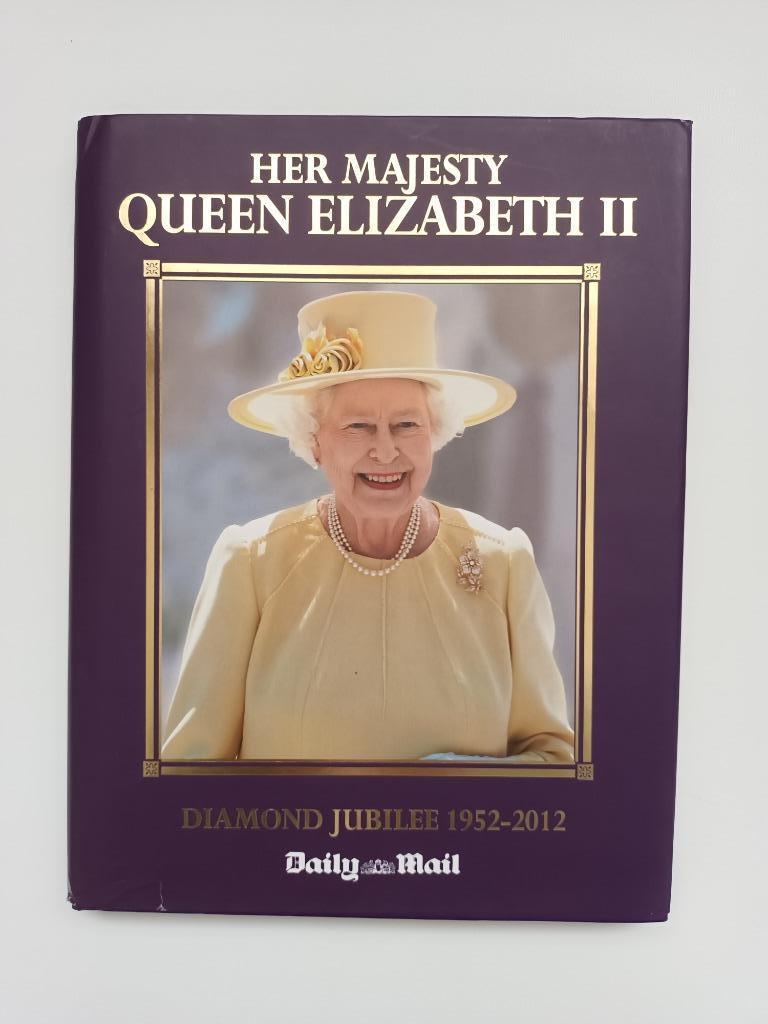 Her Majesty Queen Elizabeth II (Michael Paterson), Collections, Maisons royales & Noblesse, Comme neuf, Magazine ou livre, Enlèvement ou Envoi