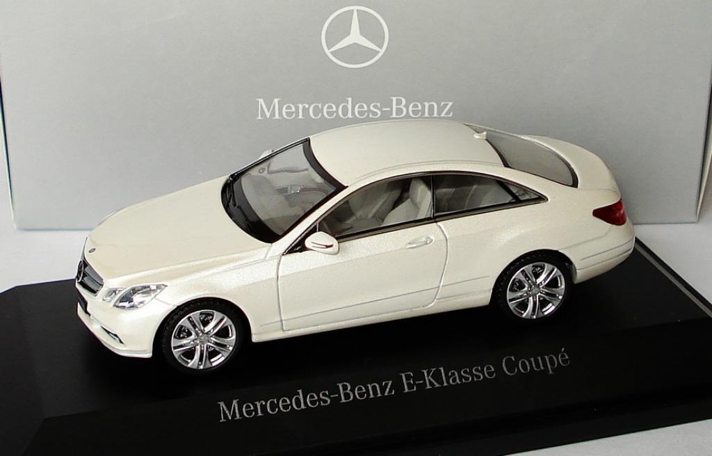 1:43 Schuco Mercedes Benz E-Klasse Coupé C207 diamantweiß, Hobby en Vrije tijd, Ophalen of Verzenden, Zo goed als nieuw, Auto
