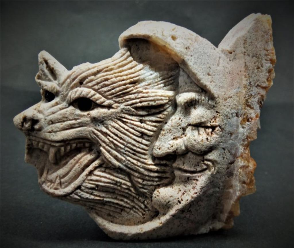 Verbazingwekkende gebeeldhouwde maan en wolf in citrien kris, Verzamelen, Mineralen en Fossielen, Ophalen of Verzenden, Mineraal