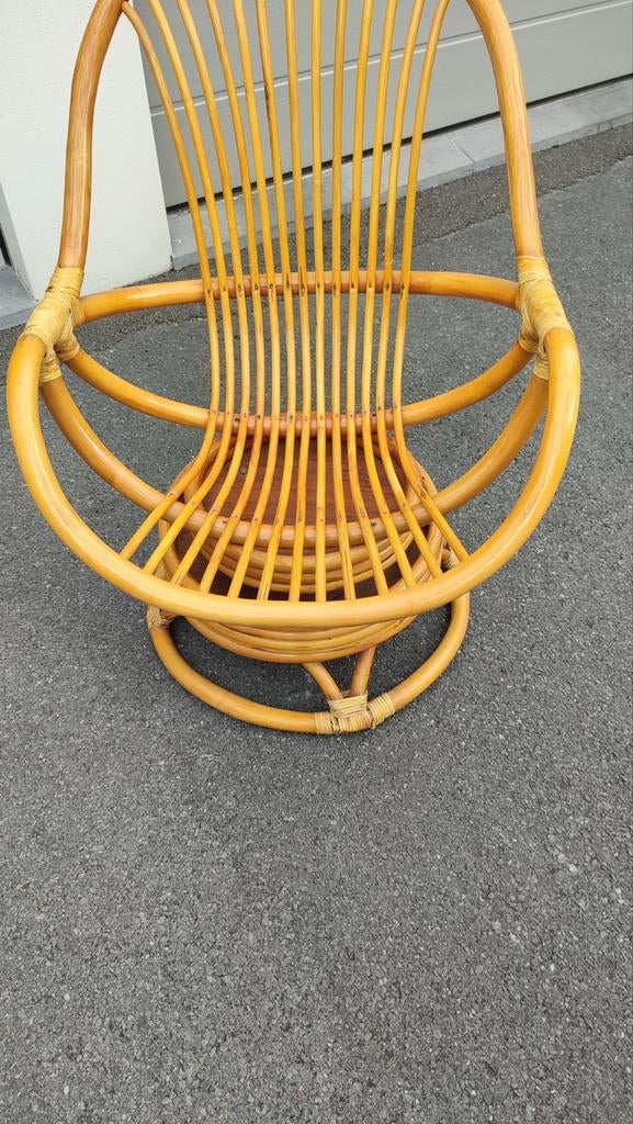 Fauteuil en rotin pivotant