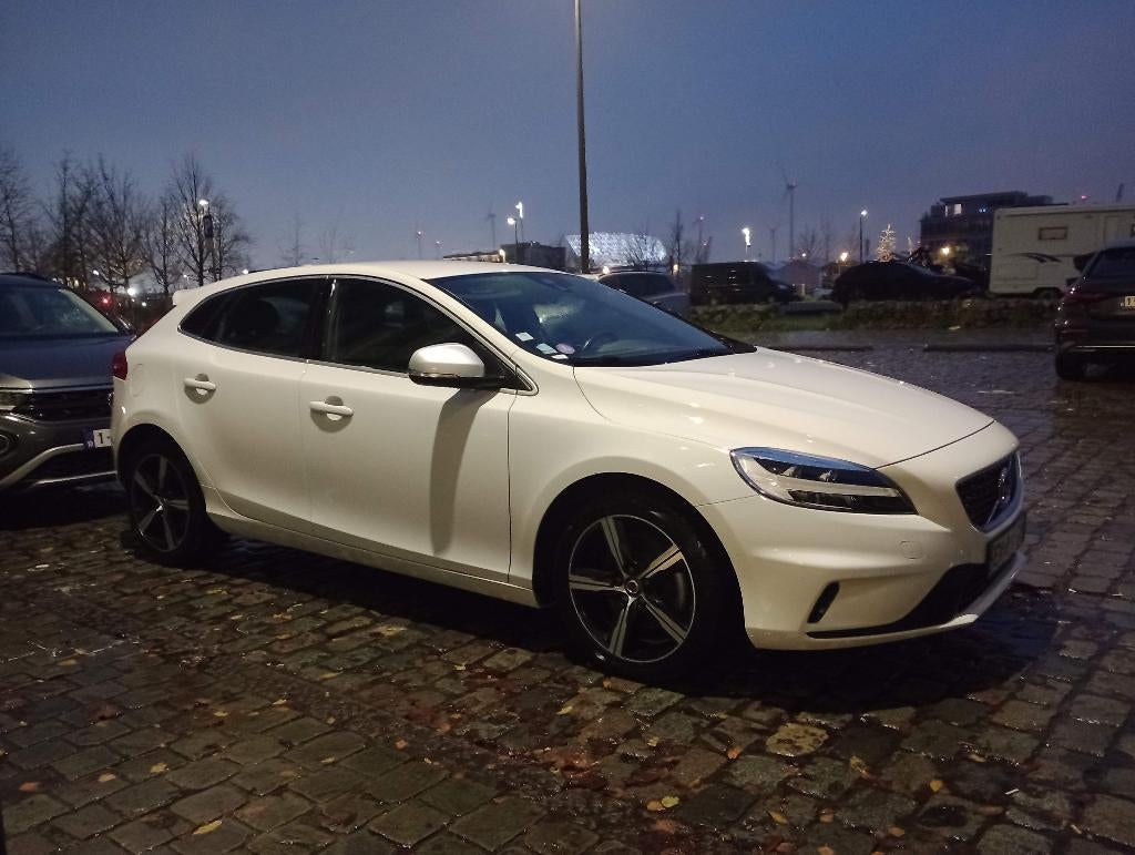 Volvo V40 T4 190 PK - R-design, benzine 6-bak, 2018, 1e eig., Autos, Cuir et Alcantara, Euro 6, Boîte manuelle, Entretenue par le concessionnaire