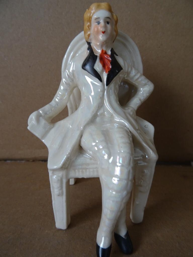 Statuette ancienne en porcelaine homme sur chaise 10cm 1910, Enlèvement ou Envoi, Comme neuf, Humain