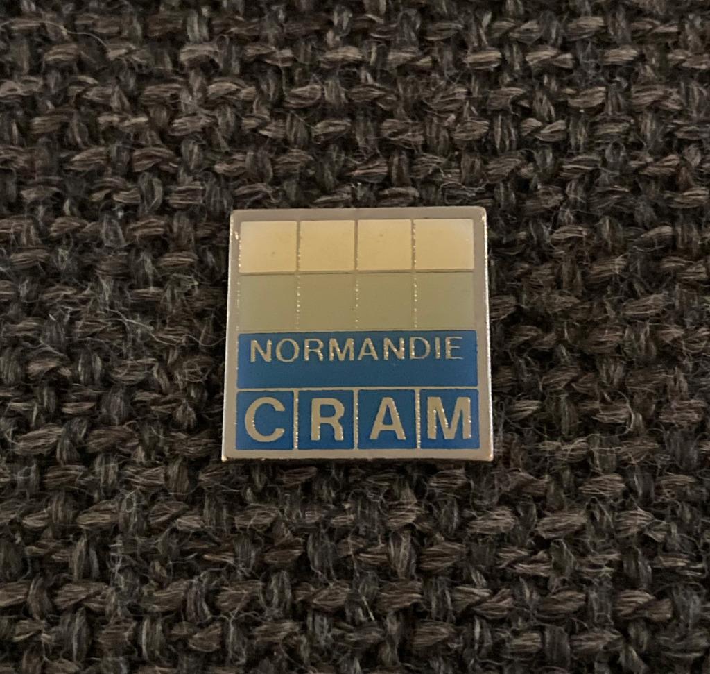PIN - CRAM - NORMANDIE - FRANCE - FRANKRIJK, Verzamelen, Verzenden, Gebruikt, Overige onderwerpen, Speldje of Pin
