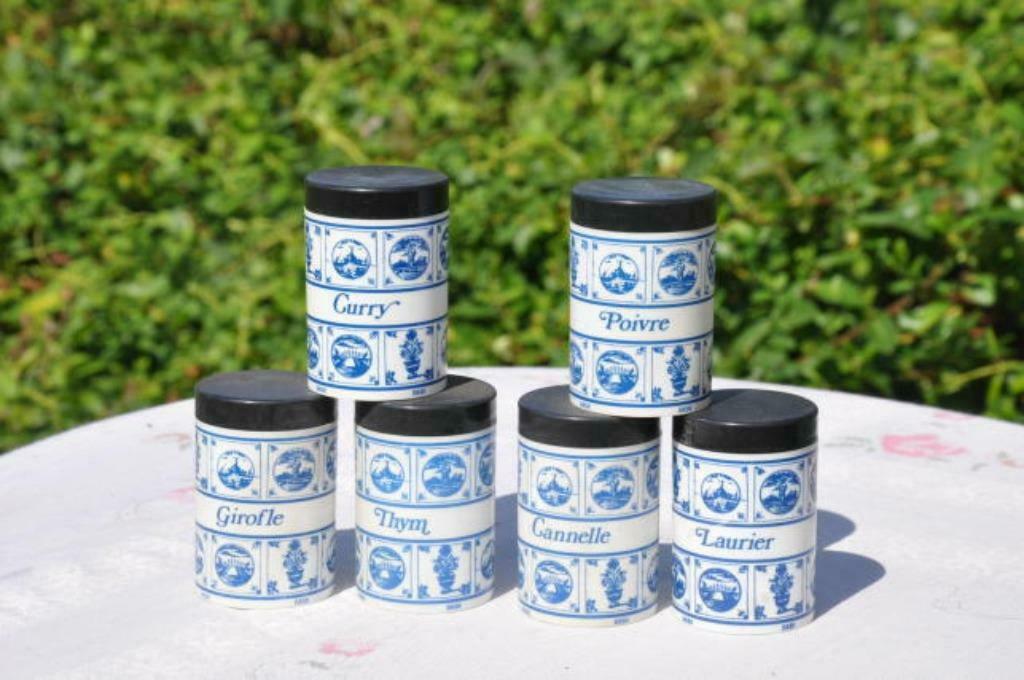 § 6 petits pots a epice en plastique vintage, Enlèvement ou Envoi