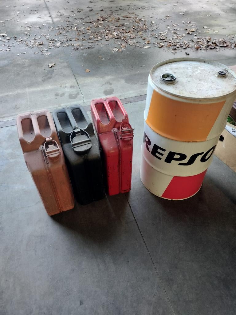 Vintage metalen jerrycans & Repsol olie-ton, Ophalen