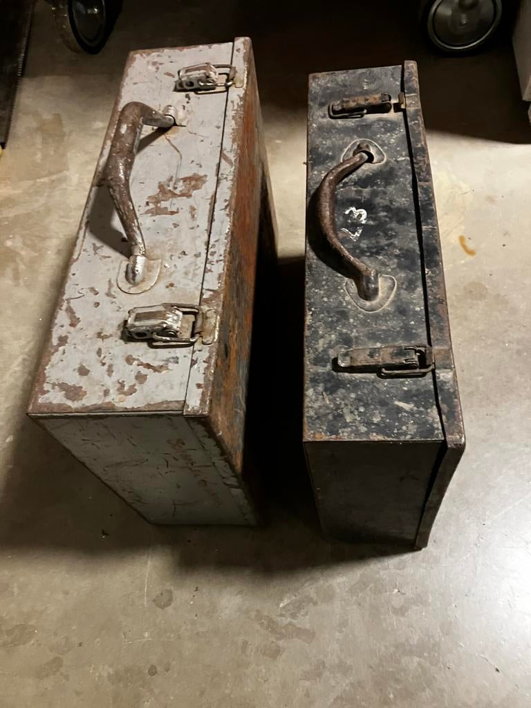 2 ijzeren opbergkoffers, Ophalen, Gebruikt