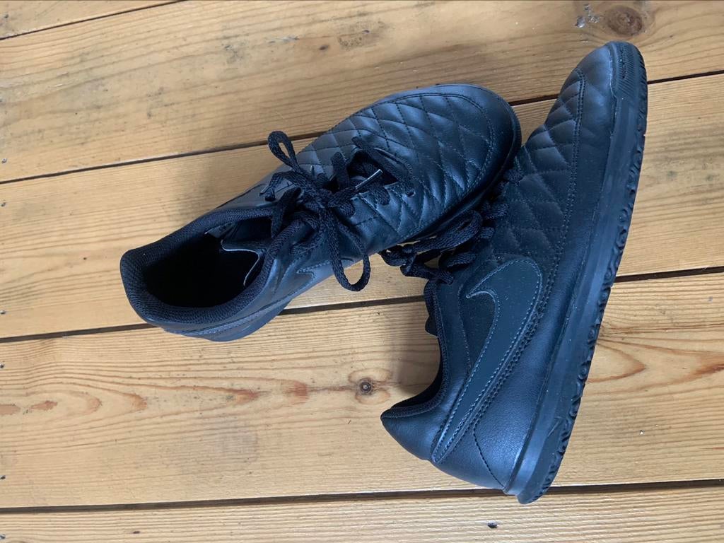 Voetbalschoenen (Nike, zwart, maat 38), Sport en Fitness, Voetbal, Ophalen, Zo goed als nieuw