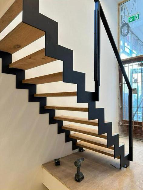 Nieuwe Stalen Trap op maat. Houten treden.Recht of kwarttrap, Doe-het-zelf en Bouw, Ophalen, Nieuw, Trap