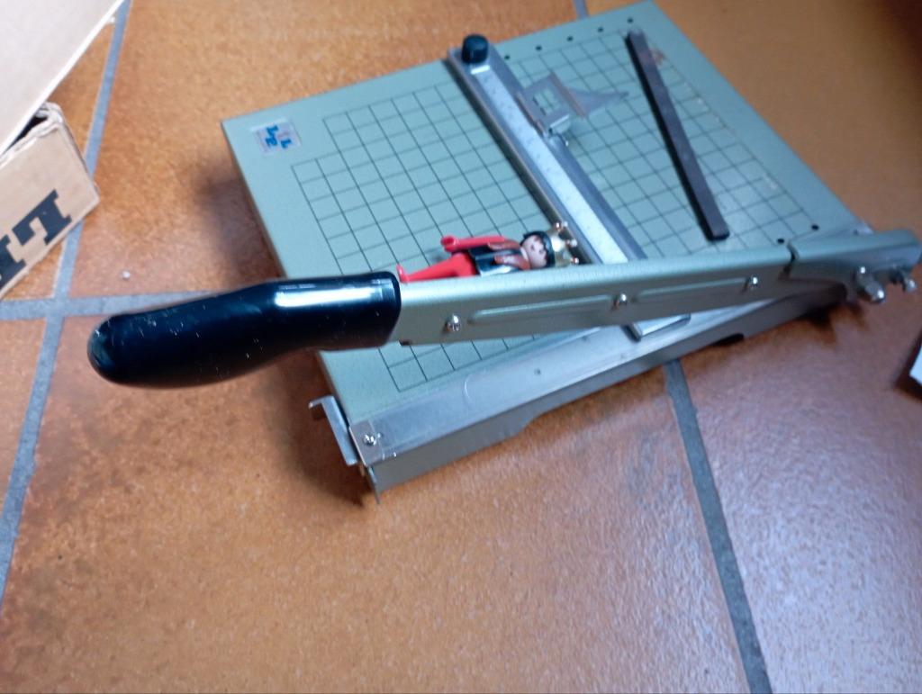 656) een metalen papiersnijder LPL METAL TRIMMER, Diversen, Papierwaren, Gebruikt, Ophalen of Verzenden