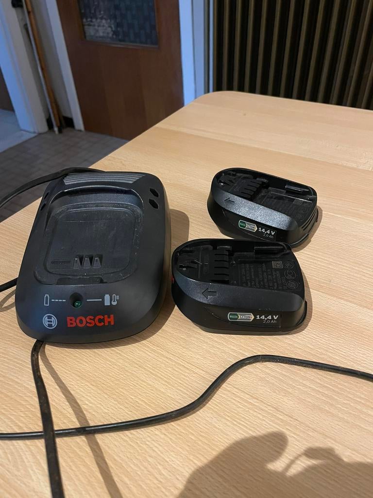 2 batterijen Bosch gereedschap 14,4V met oplader, Doe-het-zelf en Bouw, Ophalen, Zo goed als nieuw, 400 tot 600 watt, Overige typen