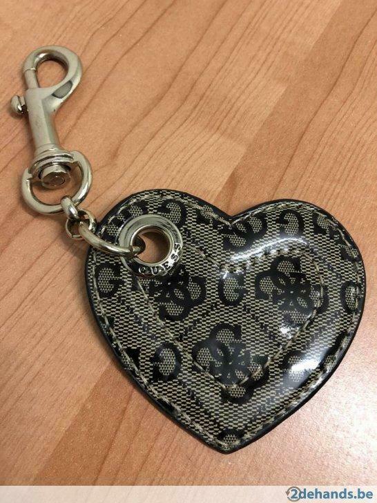 Prachtige grote hartvormige sleutelhanger. Merk: Guess., Handtassen en Accessoires, Tassen | Damestassen, Gebruikt
