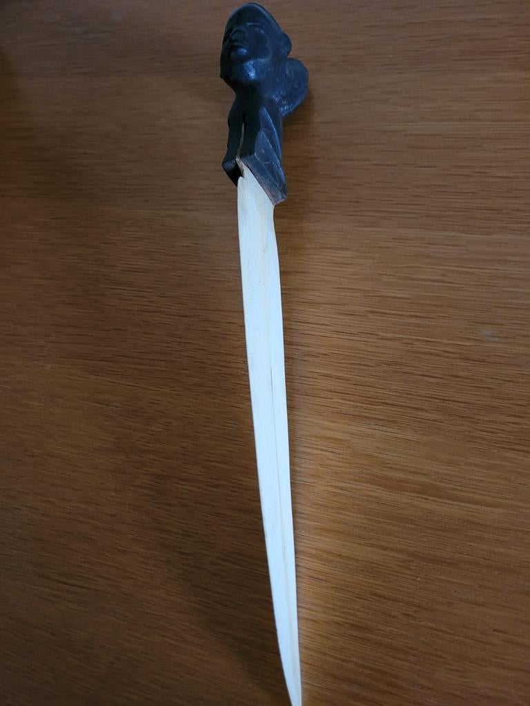 Coupe papier en ébène, Enlèvement