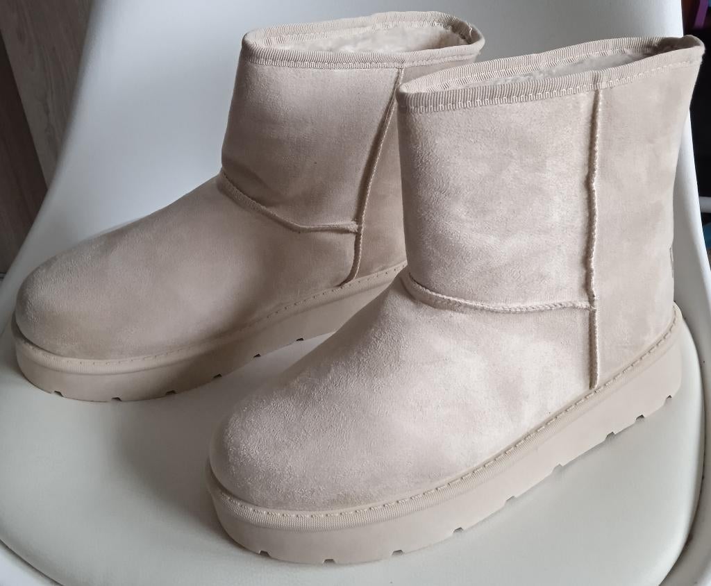 Prachtige crèmekleurige enkellaarzen met UGG-effect, Beige, Lage of Enkellaarzen, Manoukian, Nieuw