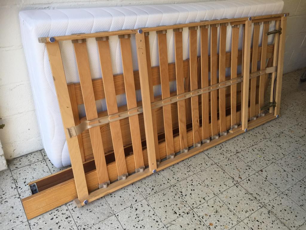 Eenpersoons bed met matras en lattenbodem en nachtkastje., Huis en Inrichting, Slaapkamer | Matrassen en Bedbodems, Ophalen, Gebruikt
