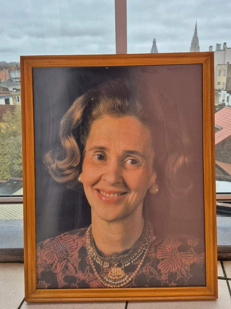 Portret Koningin Fabiola in houten kader, Verzamelen, Ophalen
