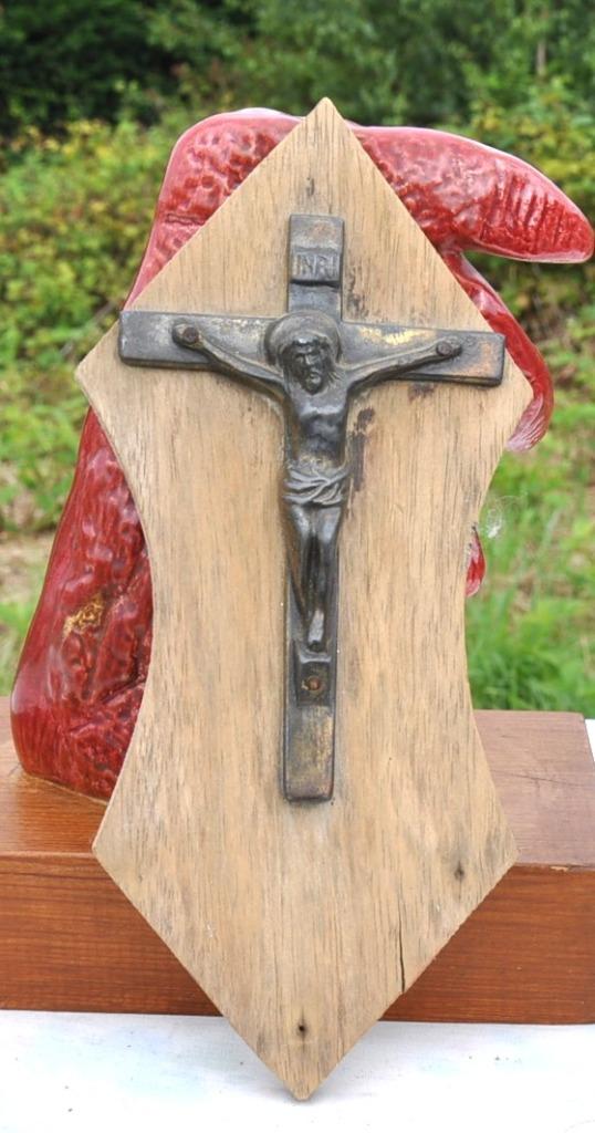 crucifix plaque bois et regule et cuivré, Antiquités & Art, Enlèvement ou Envoi