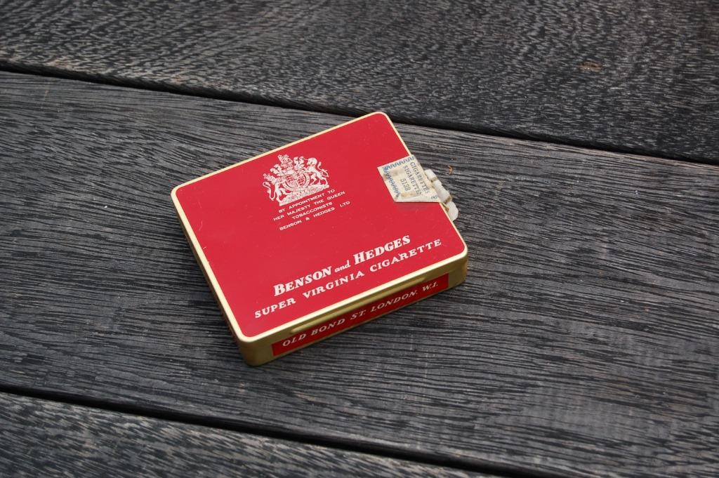 Ancienne boite en tôle de cigarettes - Benson and Hedges, Enlèvement ou Envoi, Utilisé, Boite à tabac ou Emballage