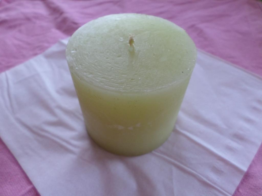 Crèmebeige kaars geparfumeerd met jasmijn, lelietje-van-dale, Kunststof, Beige, Nieuw, Ophalen of Verzenden