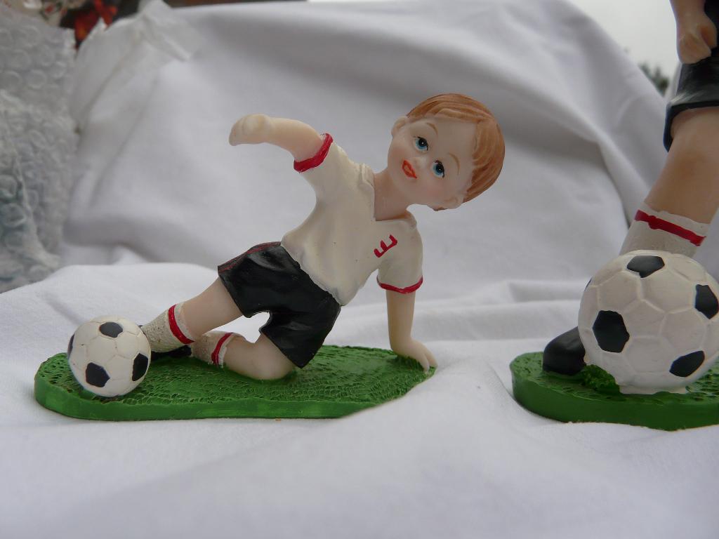 2 fig.représentant des joueurs de foot en résine synthétique, Enlèvement, Comme neuf, Humain