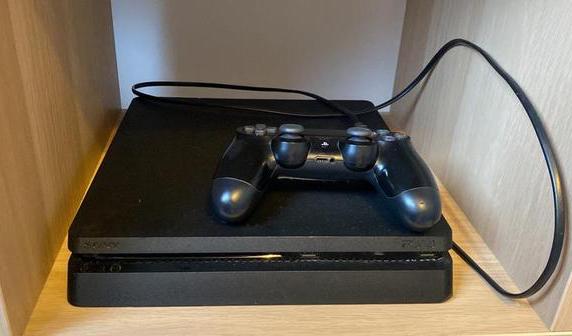 PS4 Slim + 1 manette, Enlèvement ou Envoi, Comme neuf, Avec 1 manette, Slim