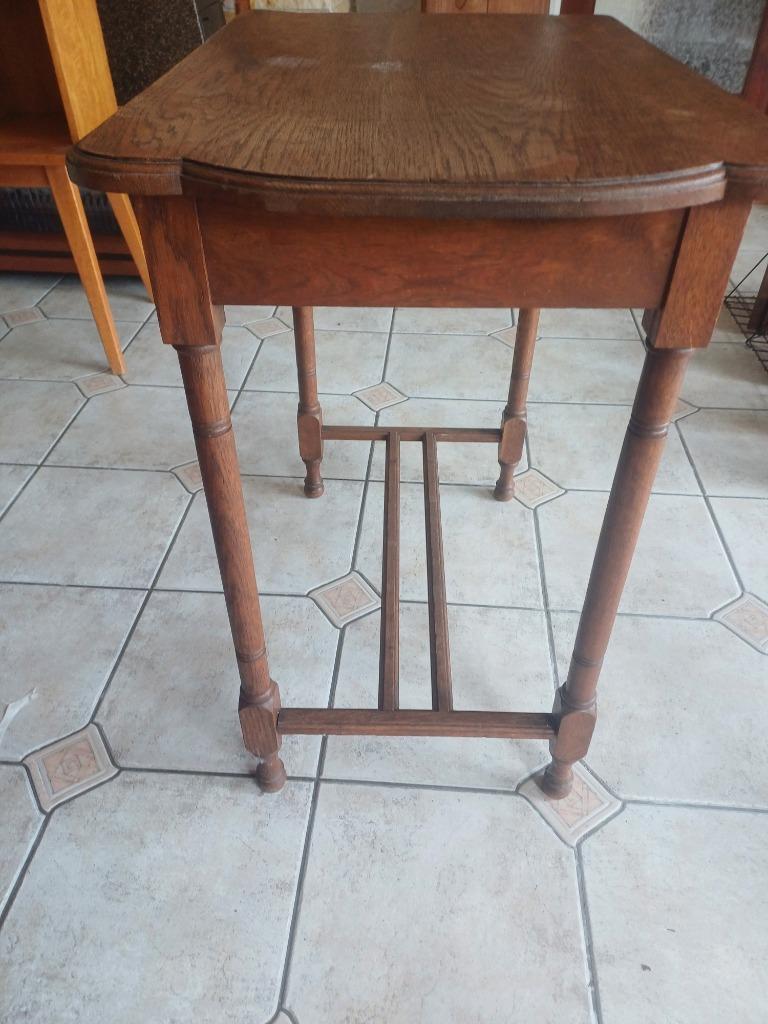 Petite table d’appoint en chêne, Antiquités & Art, Enlèvement