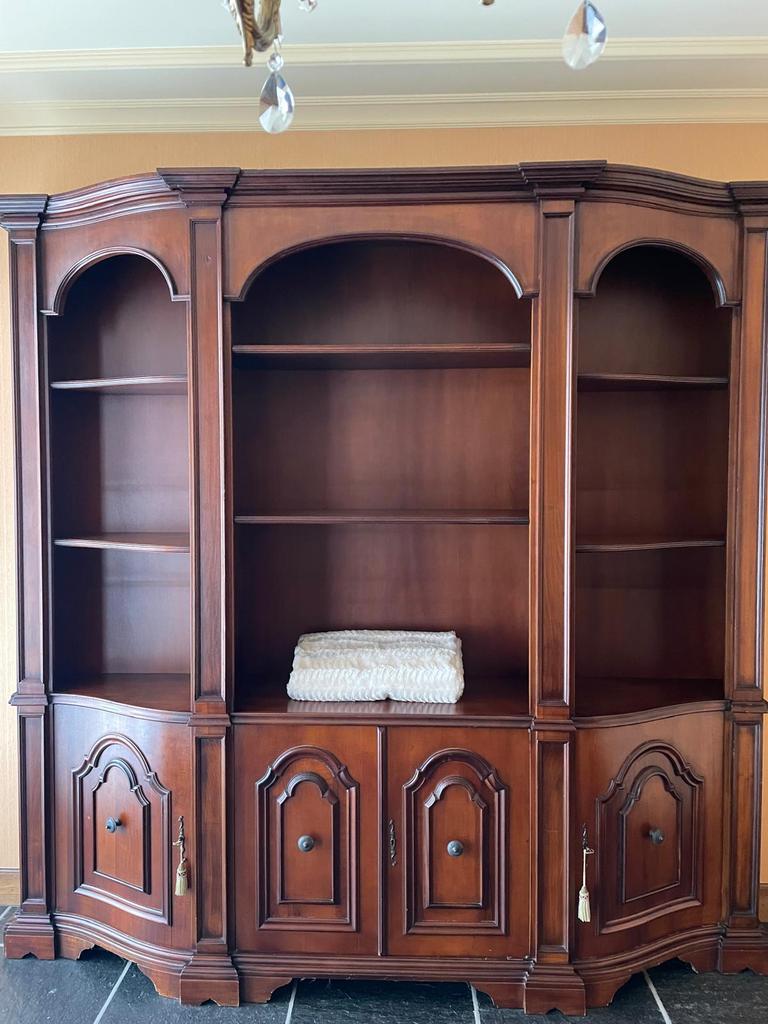 Boekenkast- bureaukast, Enlèvement