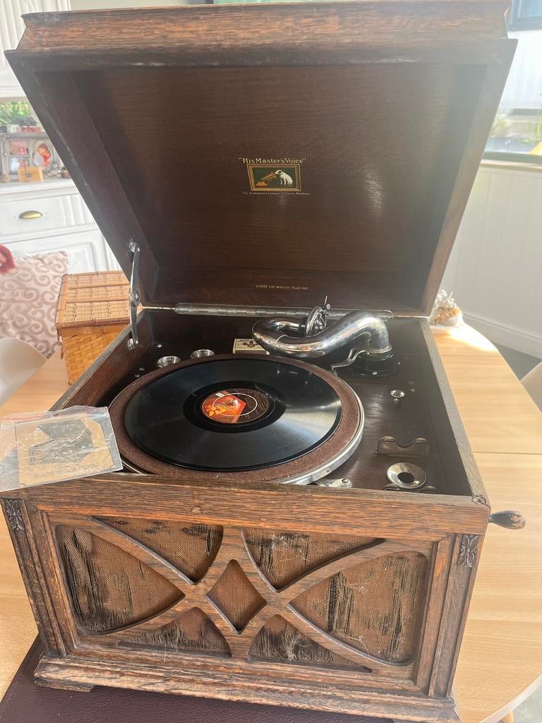 Antieke grammofoon met 41 platen, Ophalen