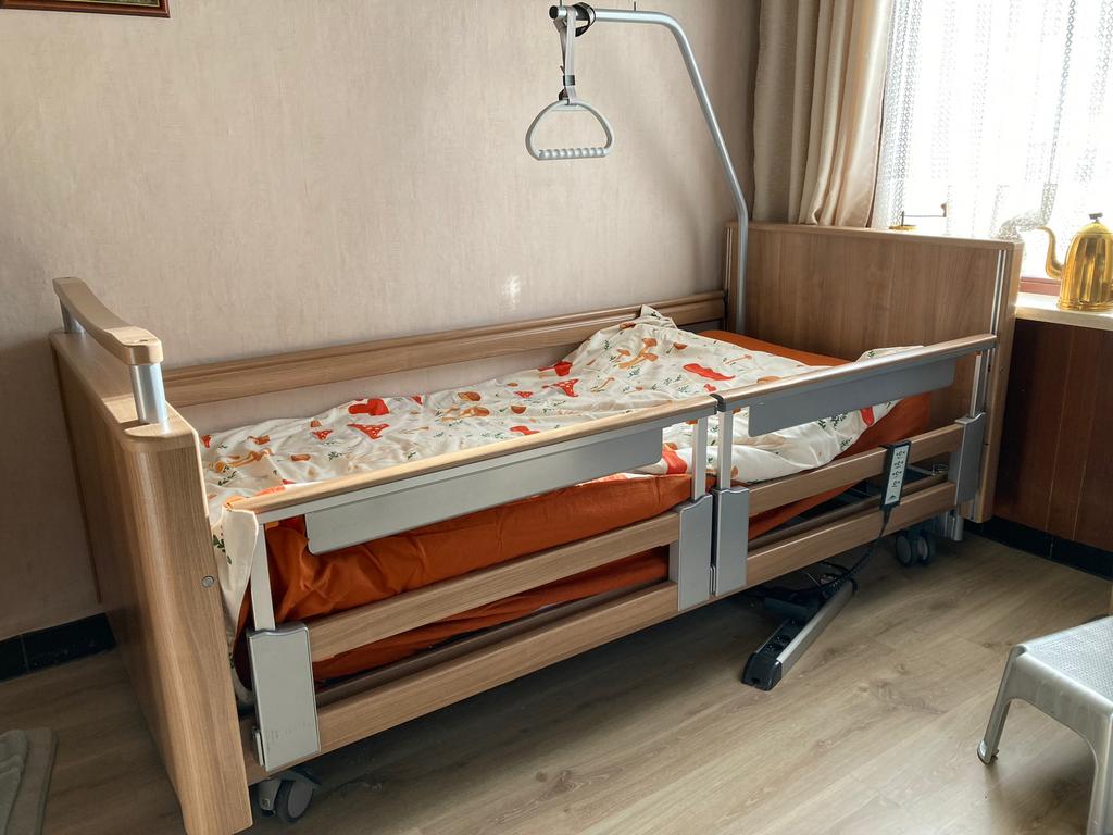 Ziekenhuis bed inovia 100 - elektrisch THUISLEVERING GRATIS, Diversen, Ophalen, Zo goed als nieuw