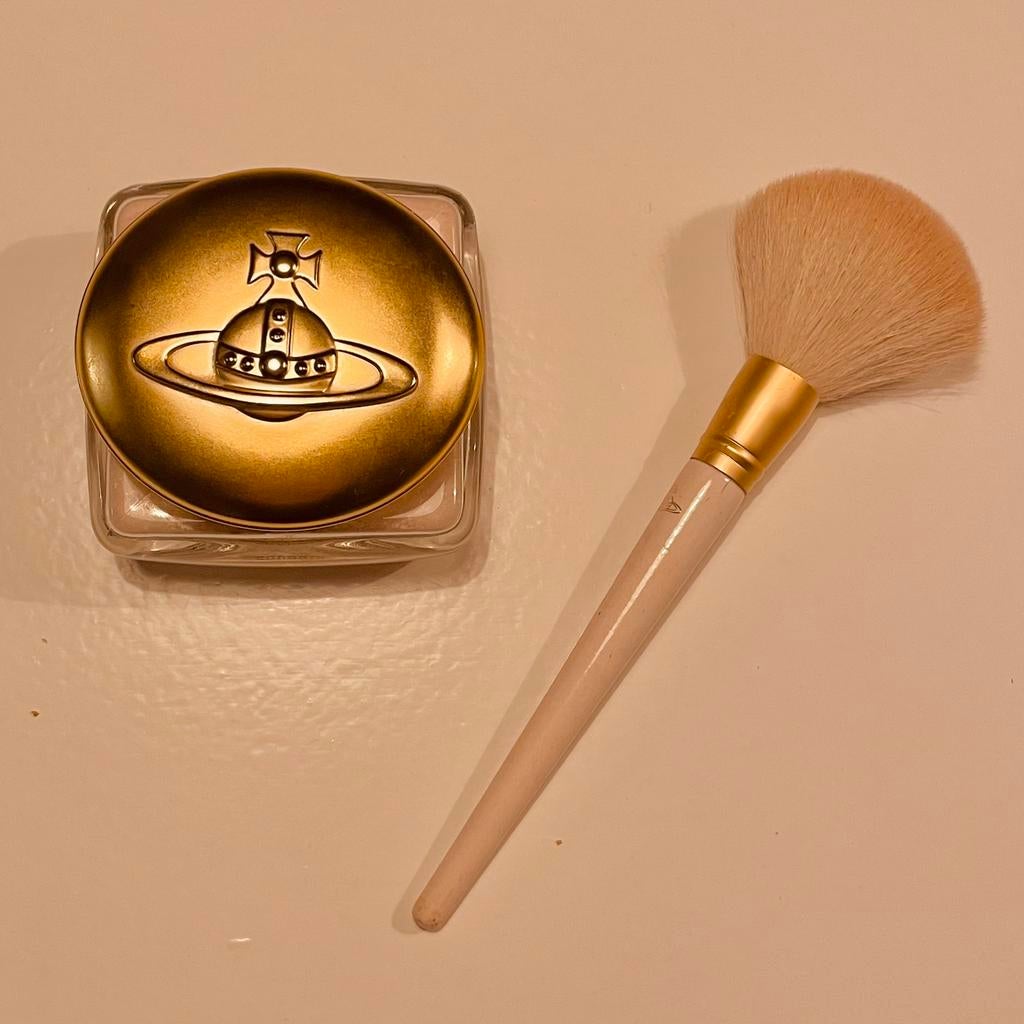Vivienne Westwood Boudoir Satin Dusting Powder 3.5oz/100g, Enlèvement ou Envoi, Comme neuf, Tout le visage, Maquillage