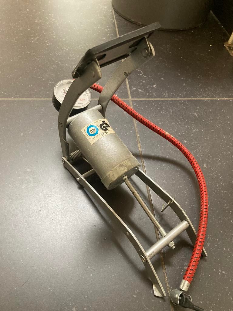 Metalen voetpomp, Zo goed als nieuw