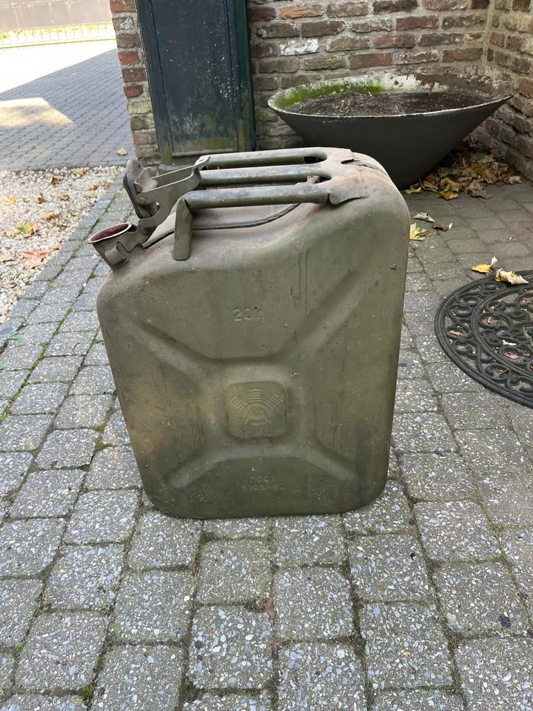Orginele leger jerrycan, Ophalen