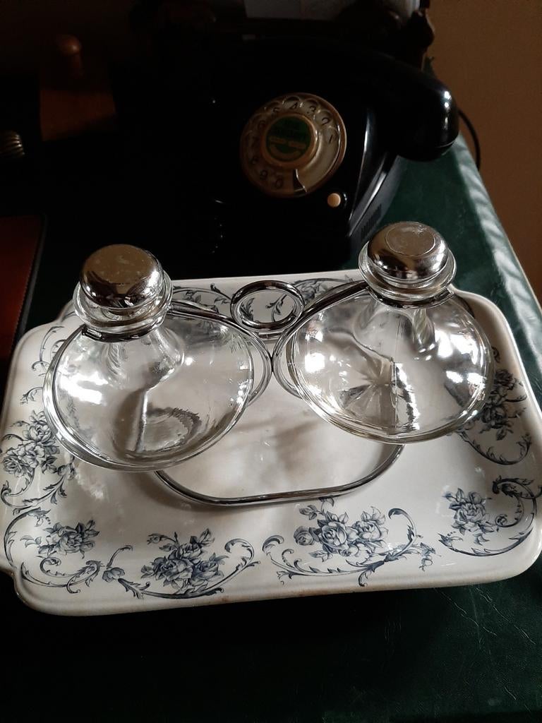 Olie en azijnkarafjes uit glas in staander uit chroom, Ophalen of Verzenden