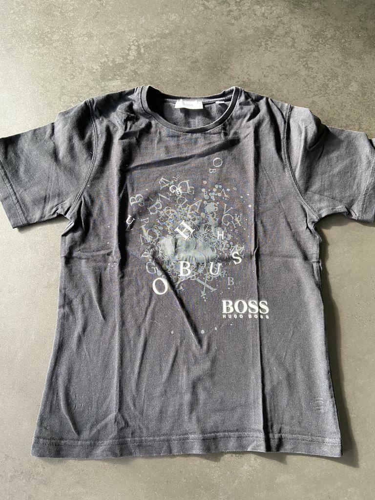 Hugo Boss zwarte T-shirt maat 8 jaar. Zeer goede staat., Enfants & Bébés, Garçon, Enlèvement ou Envoi, Chemise ou À manches longues
