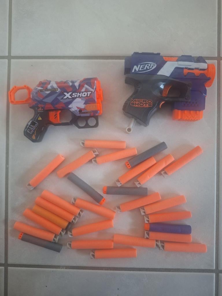 2 NERF pistolen met toebehoren, Enlèvement ou Envoi, Utilisé