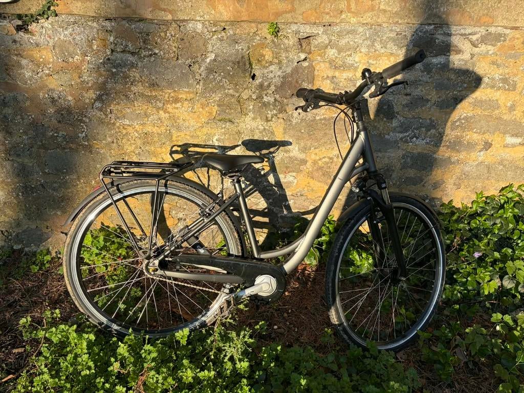 Vélo à vendre 450 avec casque et cadenas. Très peu utilisé