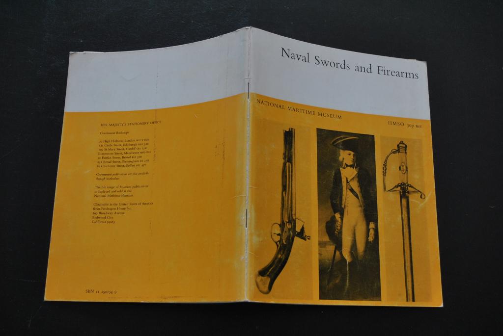Commander MAY Naval swords and firemarms armes épées navales, Collections, Enlèvement ou Envoi, Autres, Livre ou Revue