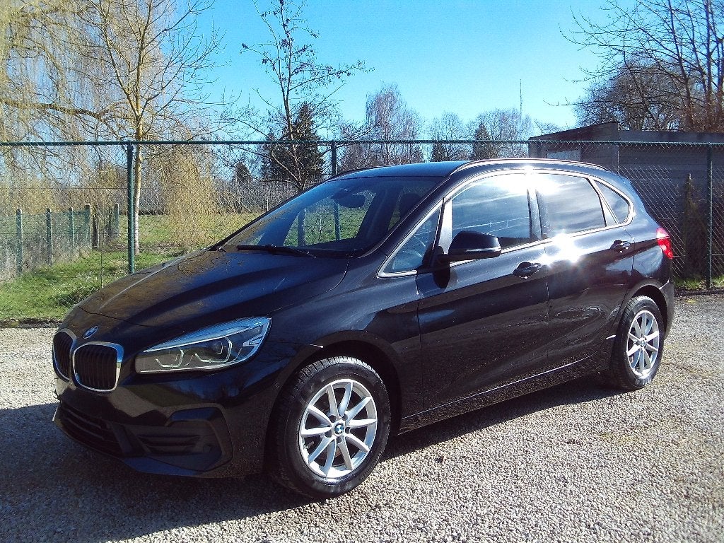BMW 218 90dkm Edition ALU LED 150PK TURBO Trekhaak NW St 021, Auto's, Voorwielaandrijving, 4 cilinders, Zwart, 2 Reeks Active Tourer