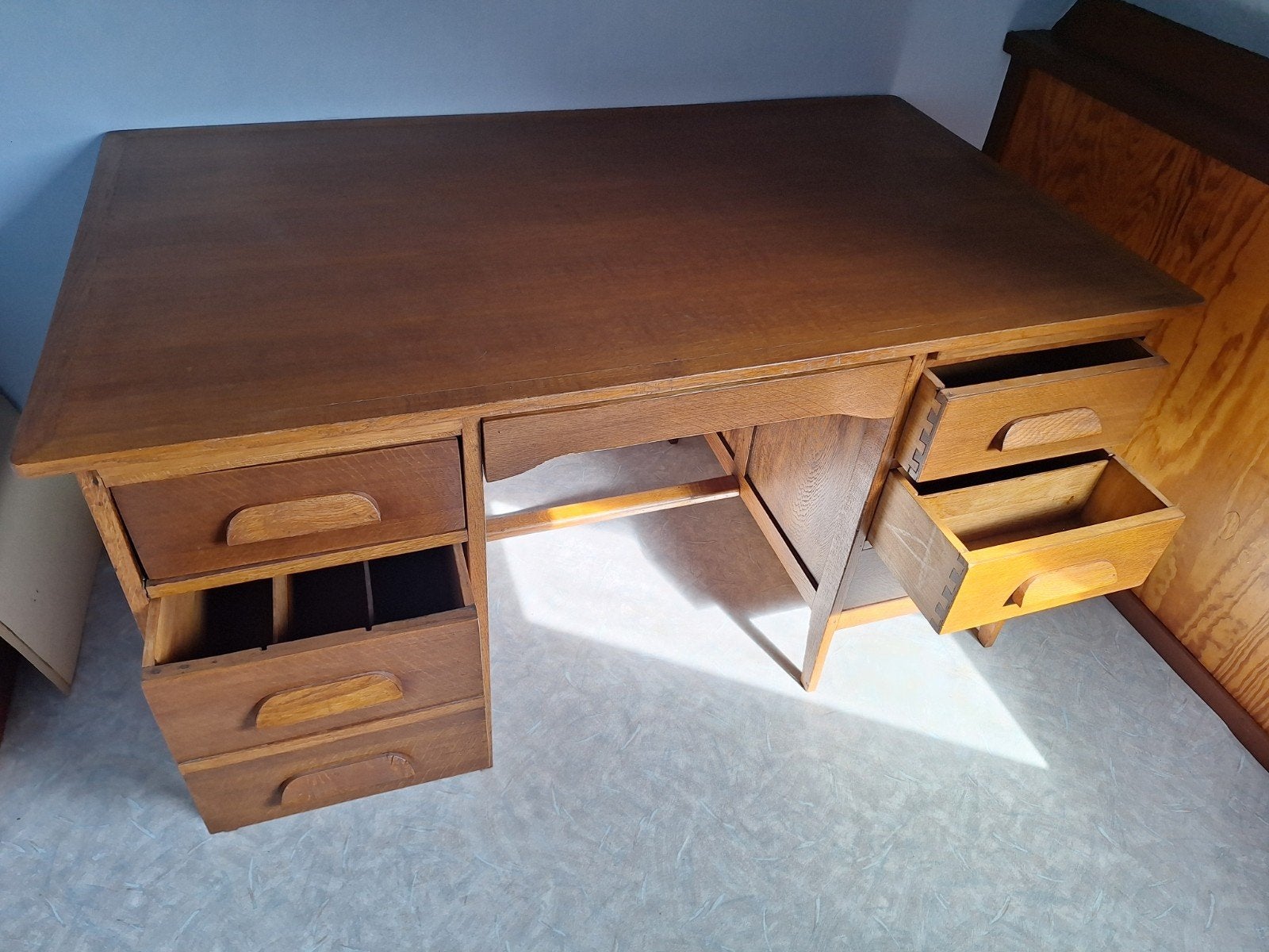 Vintage handmade massief houten bureau, Vintage, Ophalen, Opbergruimte