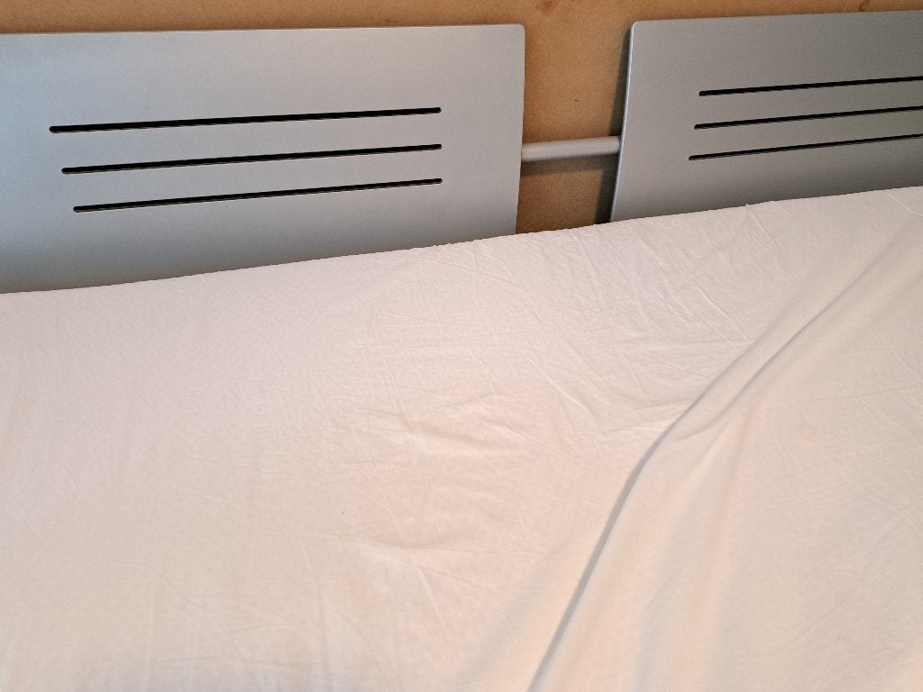 Dubbel bed met 2 verstelbare lattenbodems., Ophalen, Gebruikt, Wit, Tweepersoons