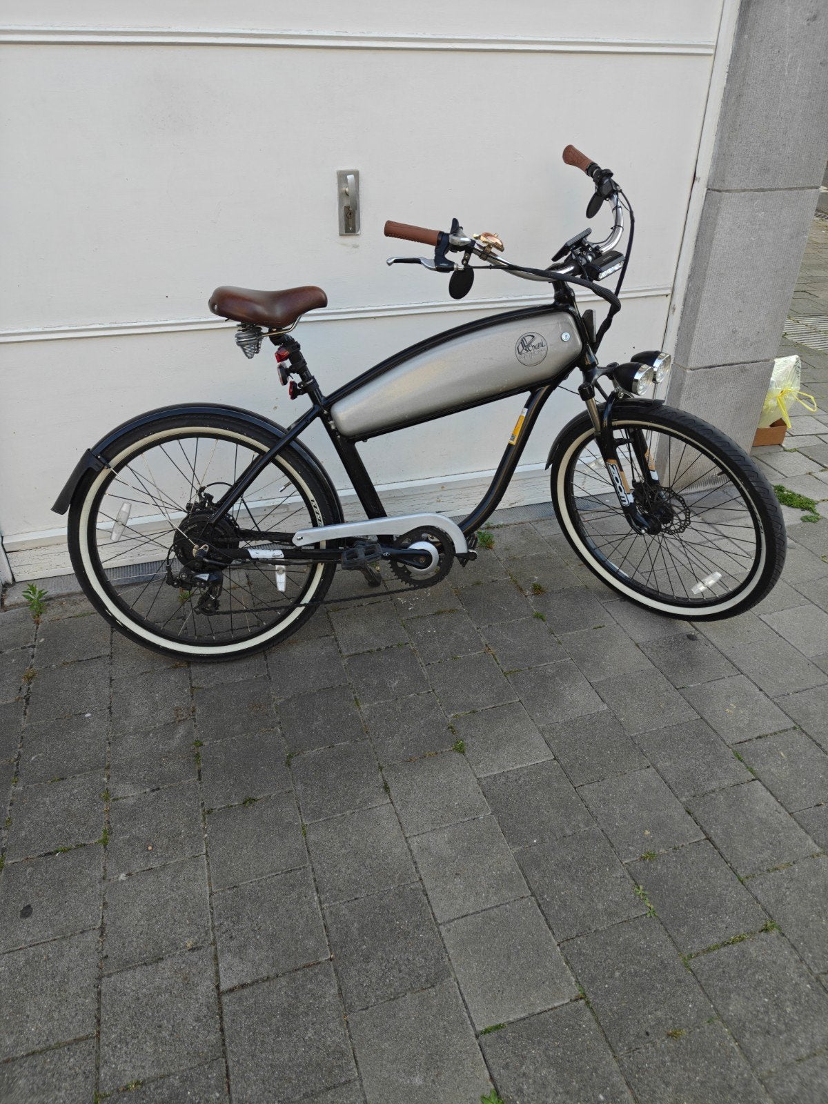 Oldschool geglazuurde elektrische fiets, Fietsen en Brommers